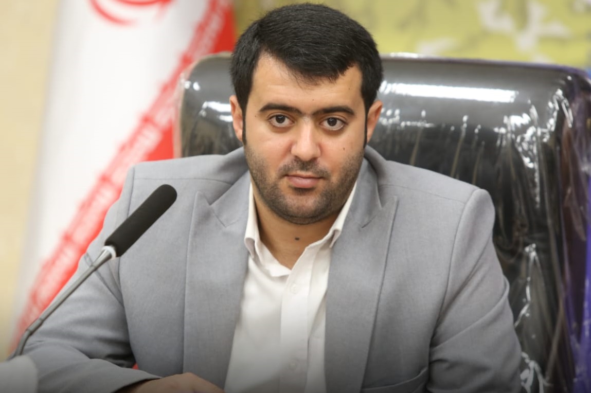 نصب تابلوهای تصاویر شهدا در گلزار شهدای آبادان 